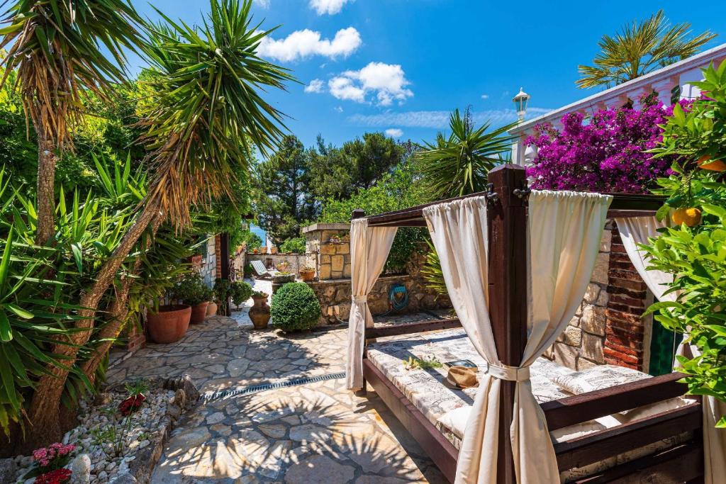 Vonkajšia záhrada v ubytovaní MY DALMATIA - Sea view villa Danica with private pool