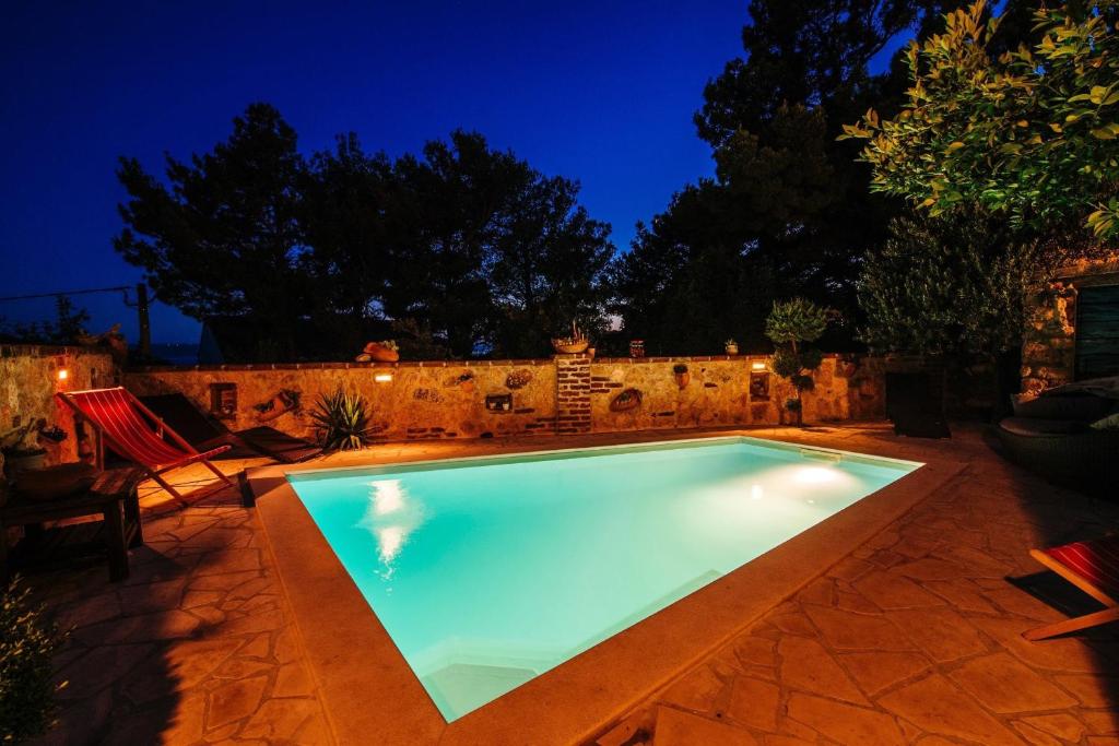 Bazén v ubytovaní MY DALMATIA - Sea view villa Danica with private pool alebo v jeho blízkosti