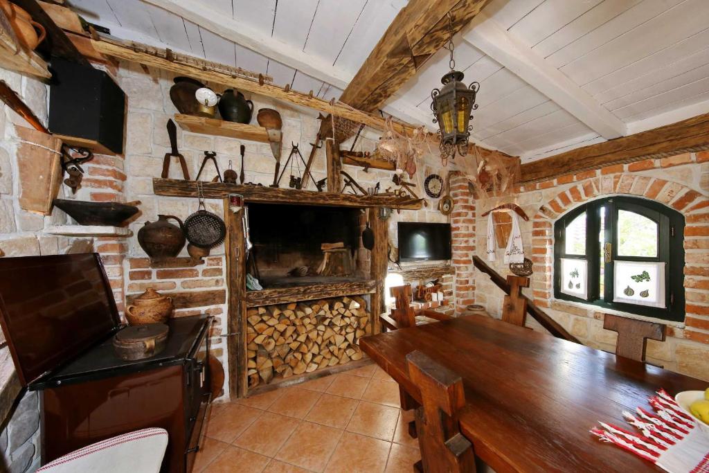 Televízia a/alebo spoločenská miestnosť v ubytovaní MY DALMATIA - Sea view villa Danica with private pool