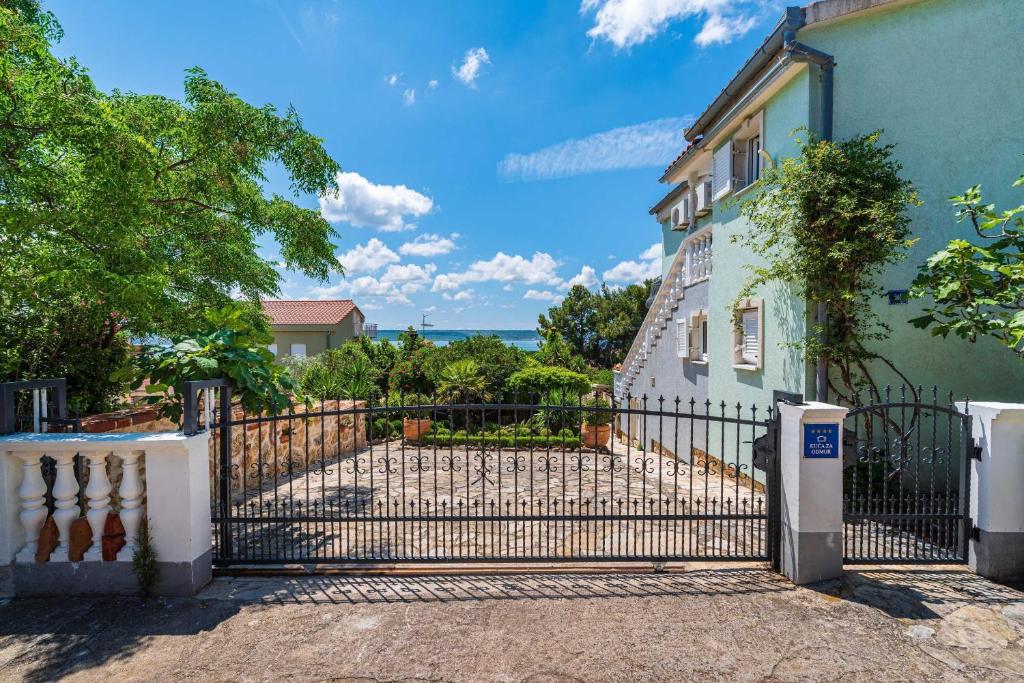 Budova, v ktorej sa dovolenkový dom nachádza