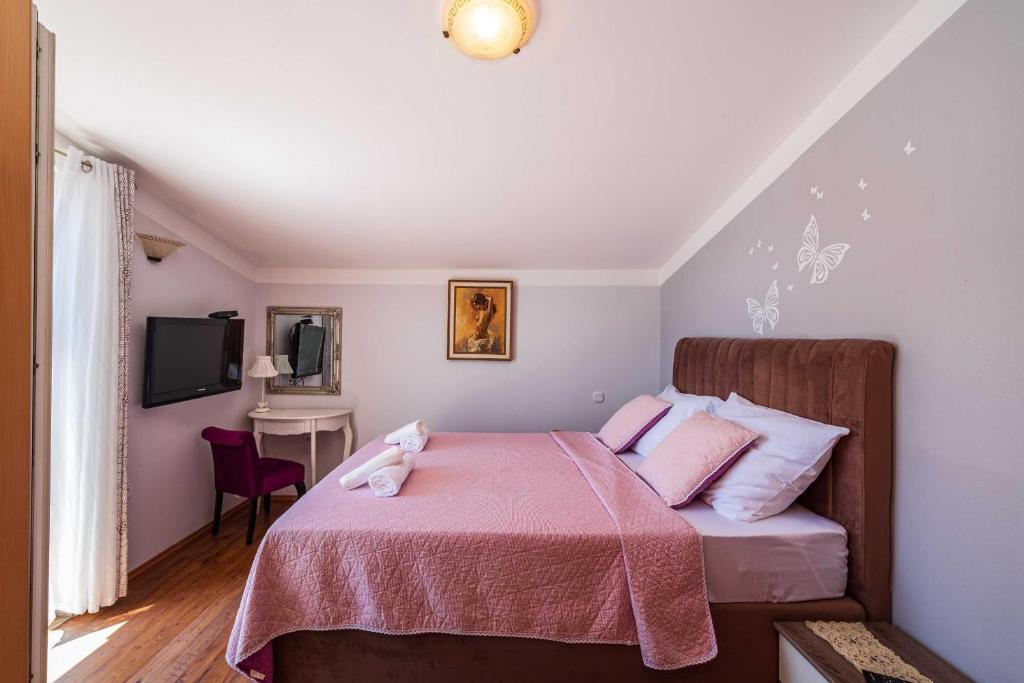 Posteľ alebo postele v izbe v ubytovaní MY DALMATIA - Sea view villa Danica with private pool