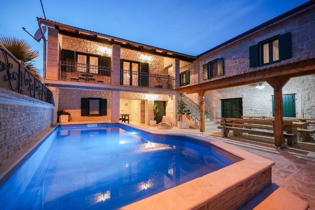 una piscina frente a una casa en MY DALMATIA - Authentic Villa Vita with private swimming pool, en Benkovac