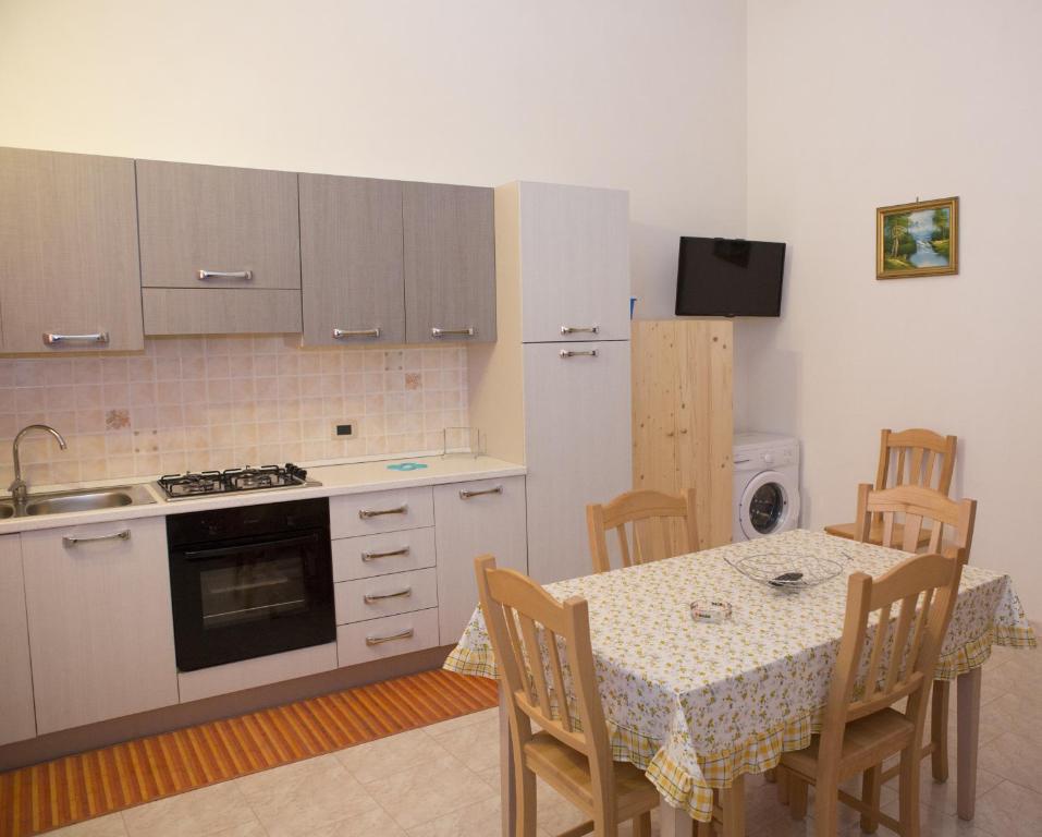 Kuchyňa alebo kuchynka v ubytovaní Casa Vacanze Calafarina