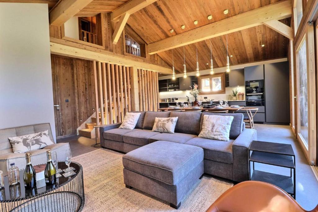un salon avec un canapé et une table dans l'établissement Résidence Dolce Vita - Chalet Dolce Vita - 8 Personnes - Morzine MAE-3991, à Morzine