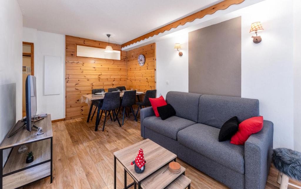 un salon avec un canapé et une table dans l'établissement Résidence Les Hauts De Preclaux - Agréable logement pour 6 personnes aux Orres 1800 MAE-9451, aux Orres