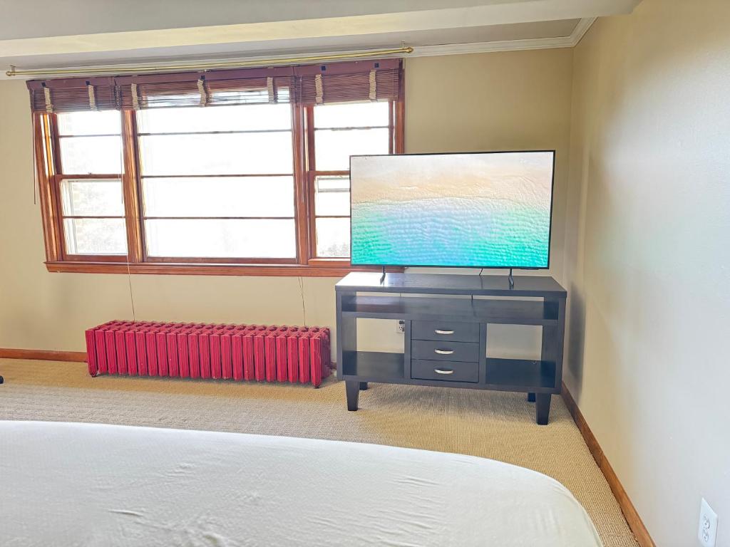 TV a/nebo společenská místnost v ubytování Panoramic Lakeview Suite Ultimate Comfort and Serenity