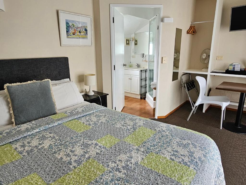 
Queen Room with Free Netflix 
