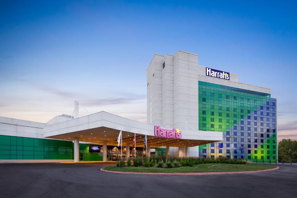 ein Hotel mit einem Schild an der Vorderseite eines Gebäudes in der Unterkunft Harrah&#39;s Casino &amp; Hotel Council Bluffs in Council Bluffs