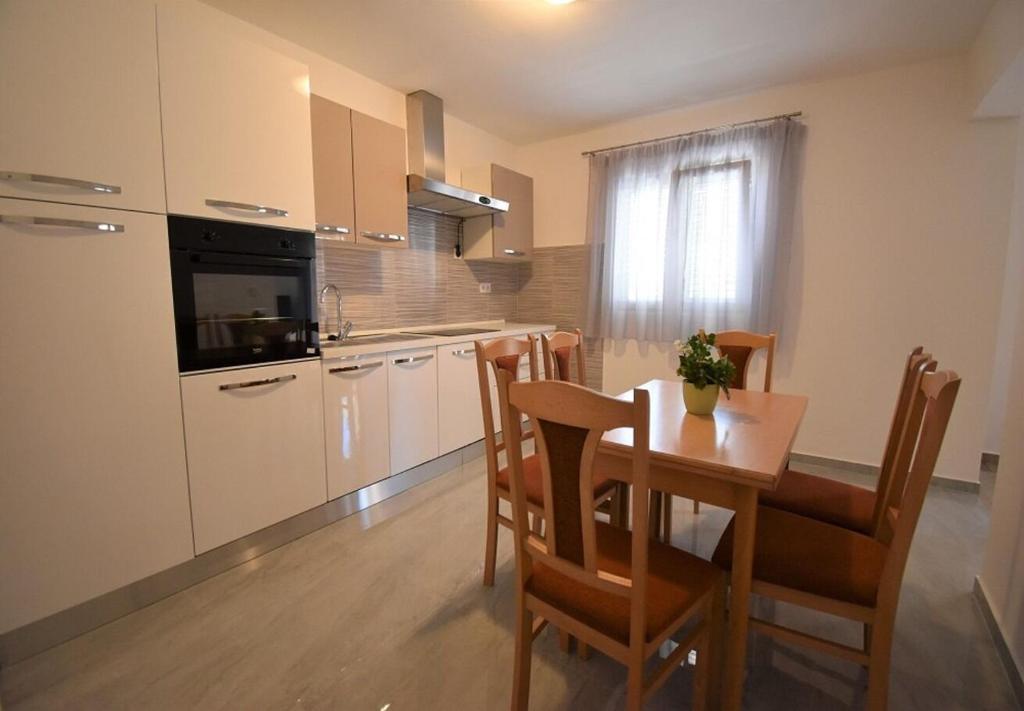 Kuchyňa alebo kuchynka v ubytovaní House Branka