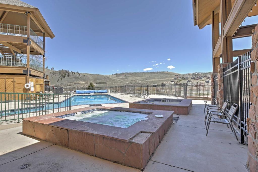 un patio con piscina, mesa y sillas en 2 Mi to Granby Ranch Studio with Resort Amenities!, en Granby