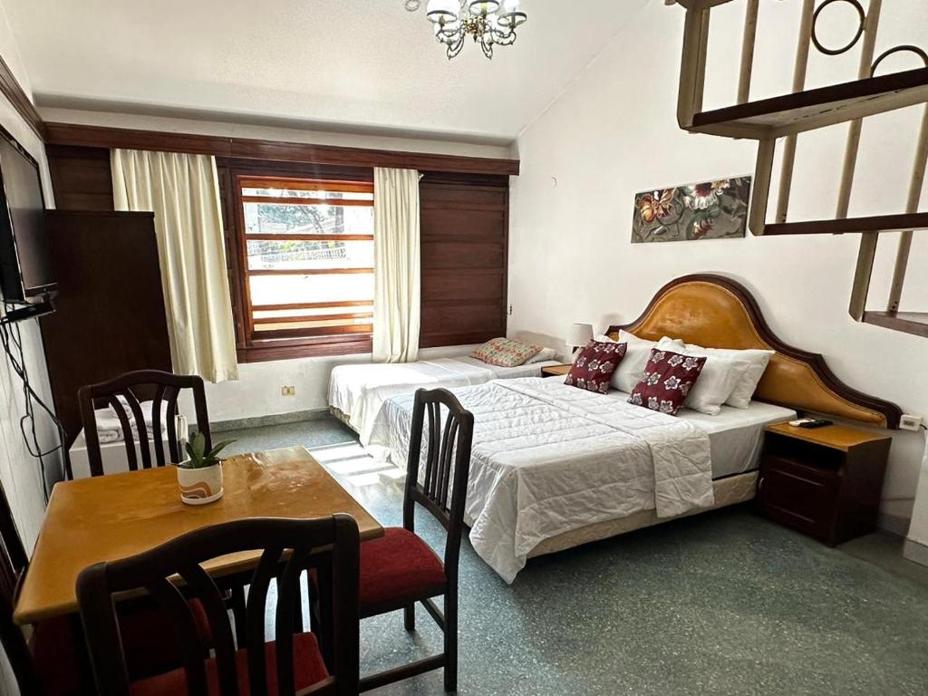 Postel nebo postele na pokoji v ubytování Hotel Hassler
