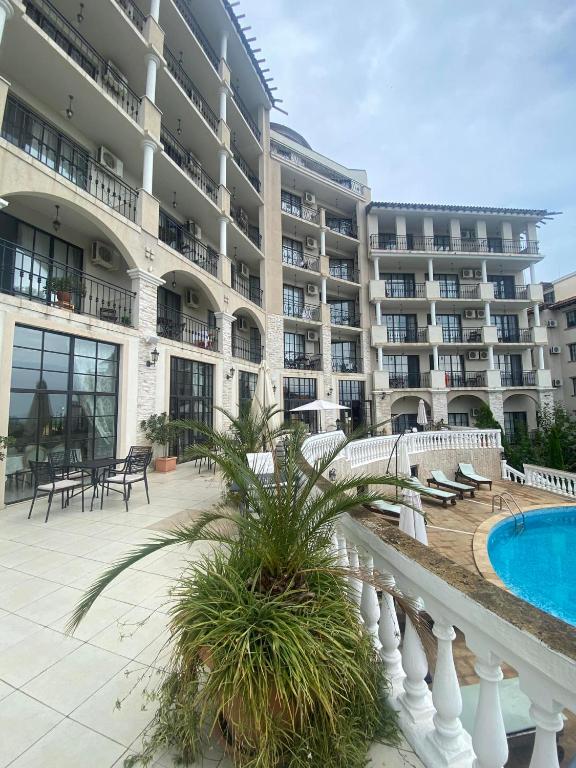 Bazén v ubytování The Cliff Lux Apartment Obzor, Burgas, Bulgaria nebo v jeho okolí