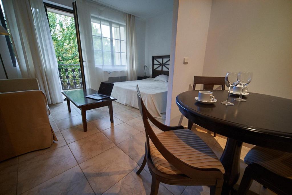Posezení v ubytování The Cliff Lux Apartment Obzor, Burgas, Bulgaria