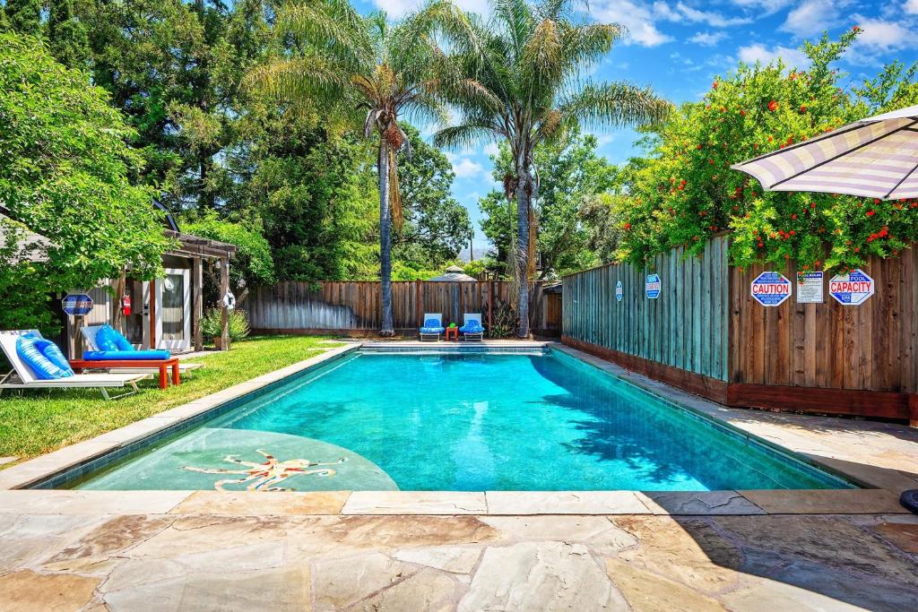 einen Pool im Hinterhof eines Hauses in der Unterkunft Luxury Wine Country Cigar Lounge King Suite BBQ in Santa Rosa