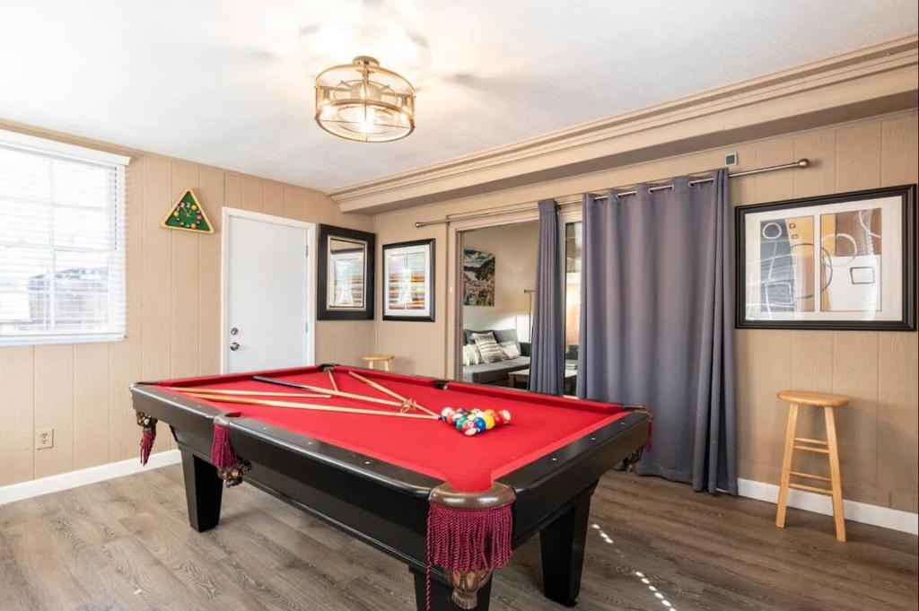 ein Billardzimmer mit einem roten Billardtisch in der Unterkunft New Gateway to SFO - King Bed - BART 10 min walk in Hayward