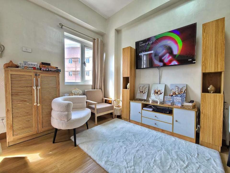 TV a/nebo společenská místnost v ubytování Auberge Condotels at SMDC Hope Residences