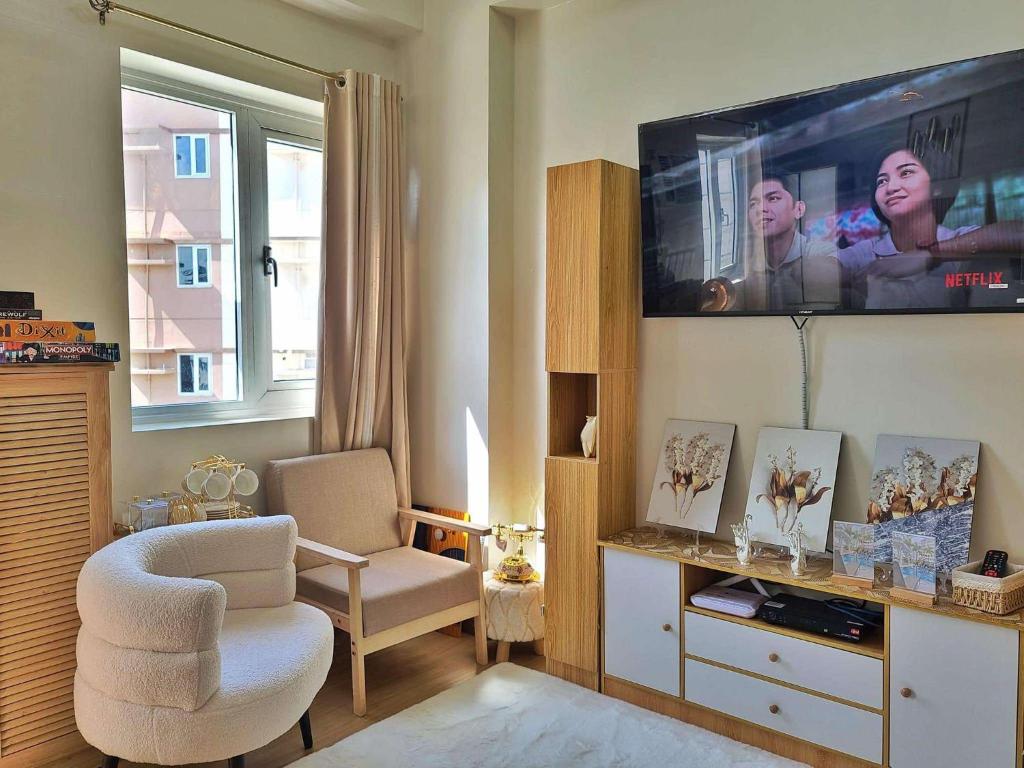 TV a/nebo společenská místnost v ubytování Auberge Condotels at SMDC Hope Residences