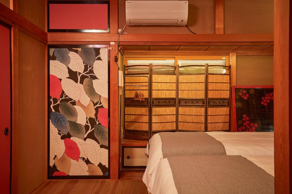Postel nebo postele na pokoji v ubytování Nikko Takumi 日光随一の眺め 東照宮徒歩10分 8名72平米一軒家 美しい日本庭園 4ベッド 無料駐車場 Netflix