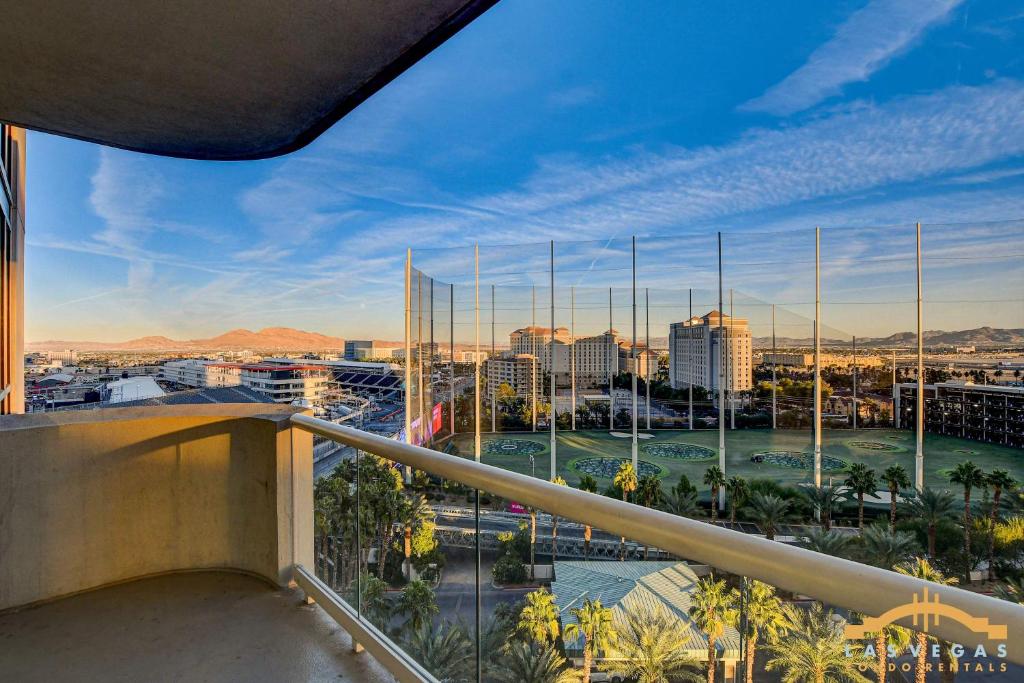 ラスベガスにあるMGM Signature-09-820 1Br 2Ba F1 Pits View Balconyの建物のバルコニーから見た街の景色