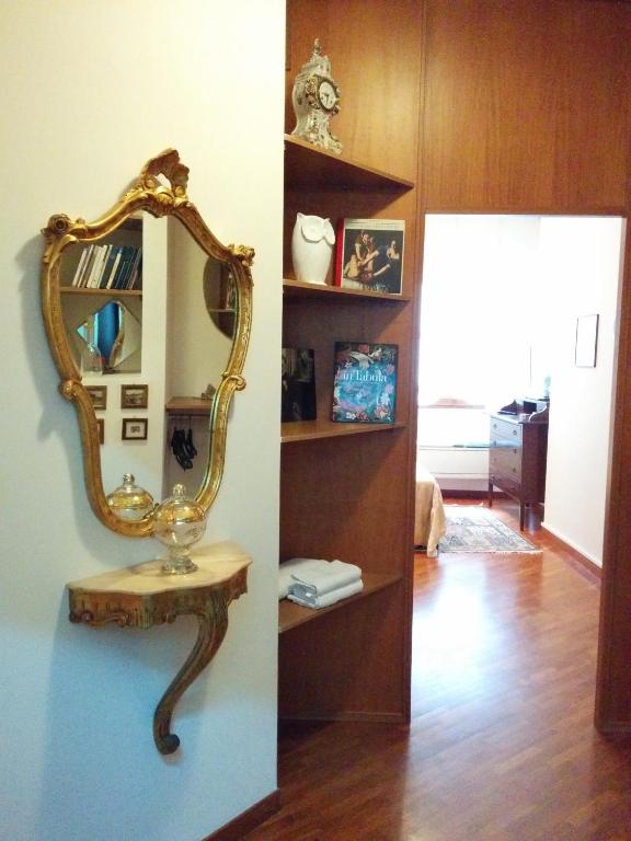 Telewizja i/lub zestaw kina domowego w obiekcie Napoli Porta Di Mare