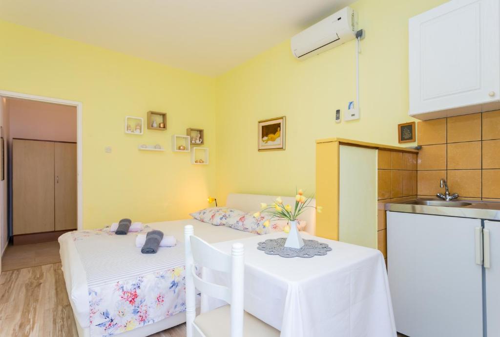 Kuchyň nebo kuchyňský kout v ubytování Apartments by the sea Pisak, Omis - 18141