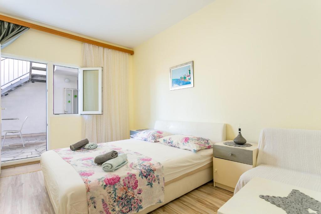 Postel nebo postele na pokoji v ubytování Apartments by the sea Pisak, Omis - 18141