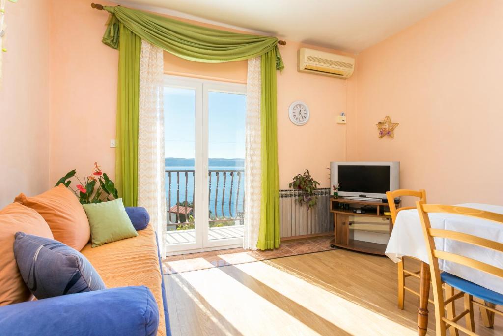 TV a/nebo společenská místnost v ubytování Apartments by the sea Pisak, Omis - 18141