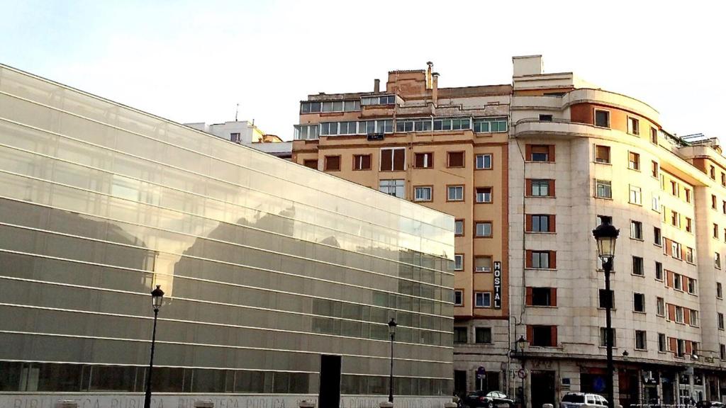 Edificio en el que se encuentra el hostal o pensión