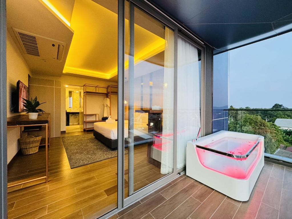シャロンにあるThe Blue Mavi Hotelのベッドルーム1室が備わります。