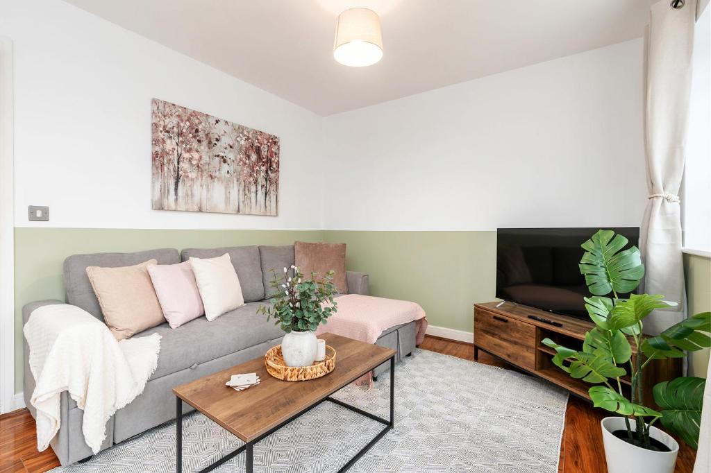 Hotel Etihad Stadium & Coop Arena -Manchester-Free Parking-Fast Wi-Fi, a living room with a couch and a tv at Etihad Stadium & Coop Arena -Manchester-Free Parking-Fast Wi-Fi in Manchester