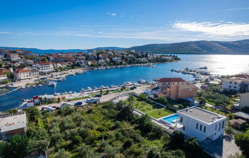 Vue aérienne d'une ville à côté d'une masse d'eau dans l'établissement Beautiful Home In Seget Vranjica, à Seget Vranjica