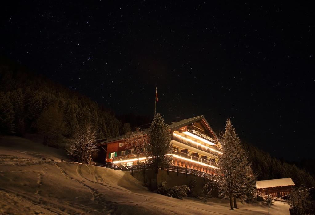 Hotel Alpenrose взимку