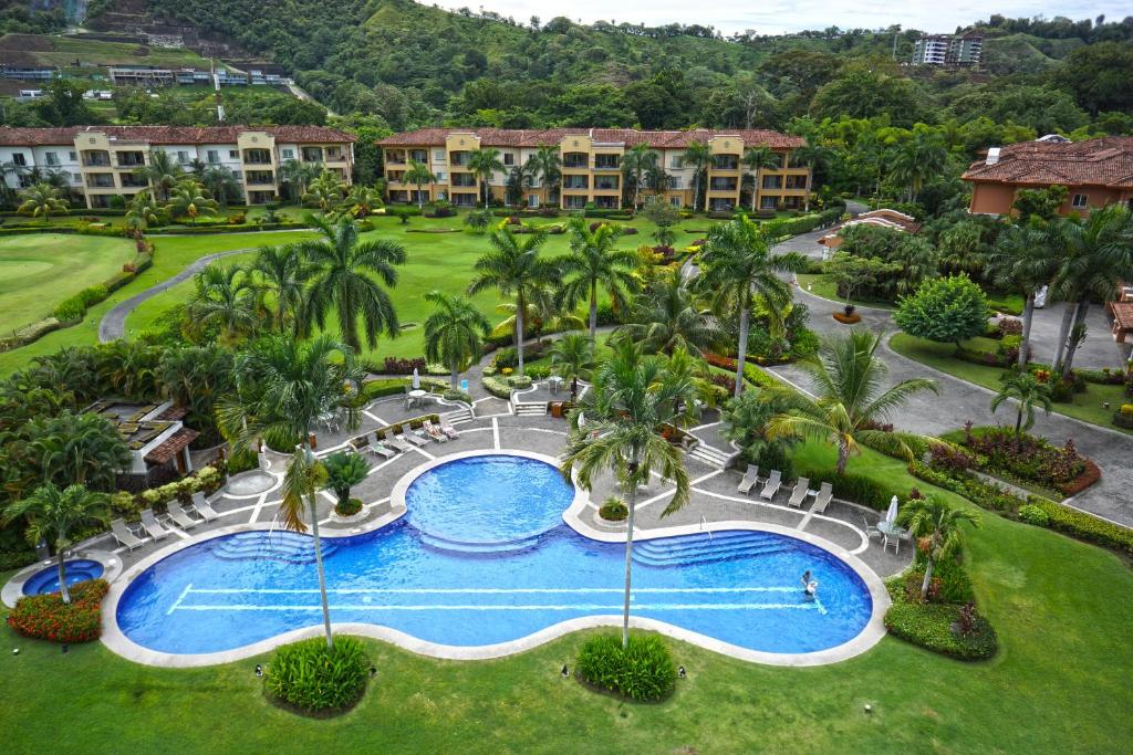 una vista aérea de un complejo con piscina en HRG Condos at Los Sueños, en Jacó