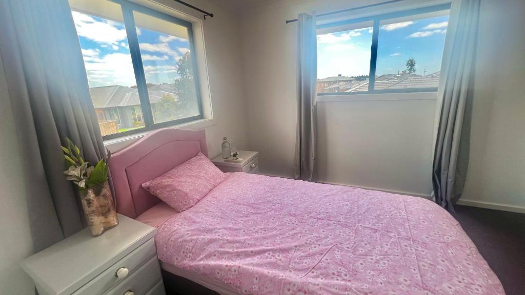 Letto o letti in una camera di Room in Melbourne Manor Lakes