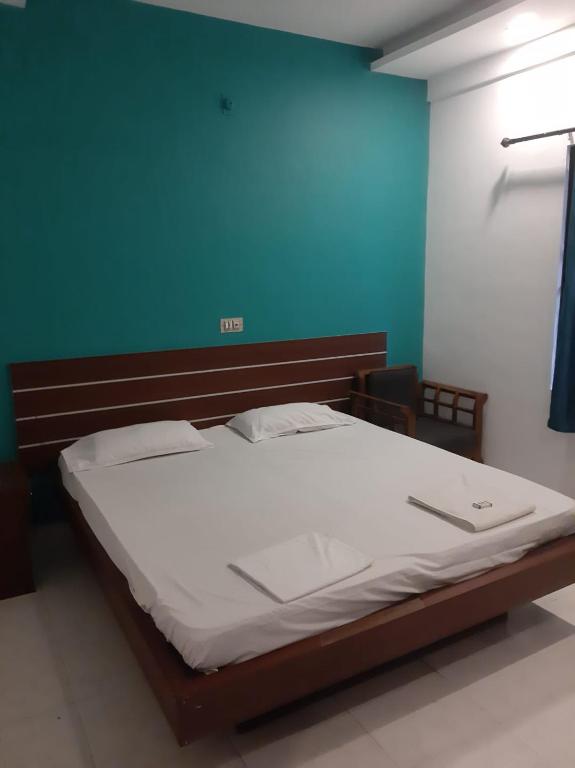 Postel nebo postele na pokoji v ubytování Shalimar Residency