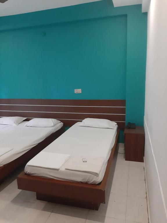 Postel nebo postele na pokoji v ubytování Shalimar Residency