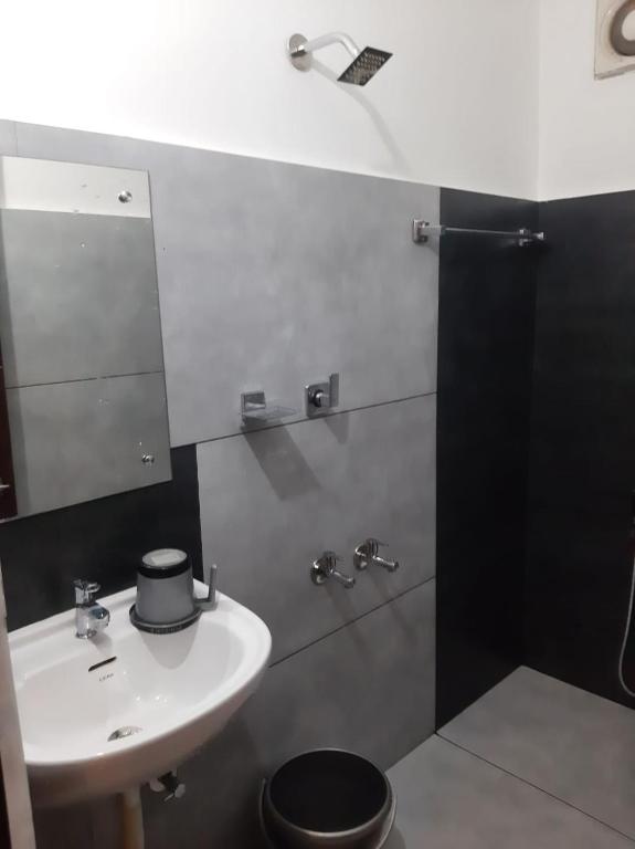 Koupelna v ubytování Shalimar Residency