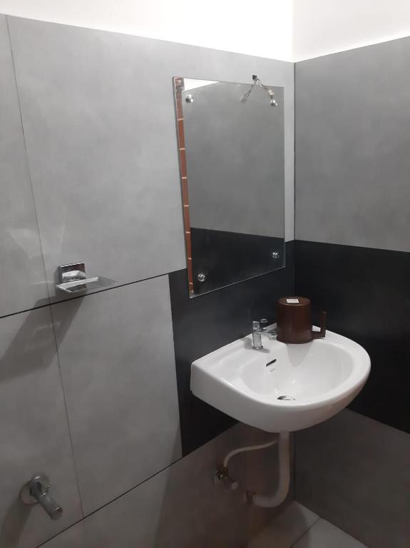 Koupelna v ubytování Shalimar Residency
