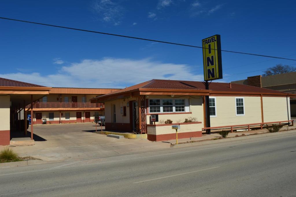 una calle vacía frente a un motel en Travel Inn Snyder, en Snyder