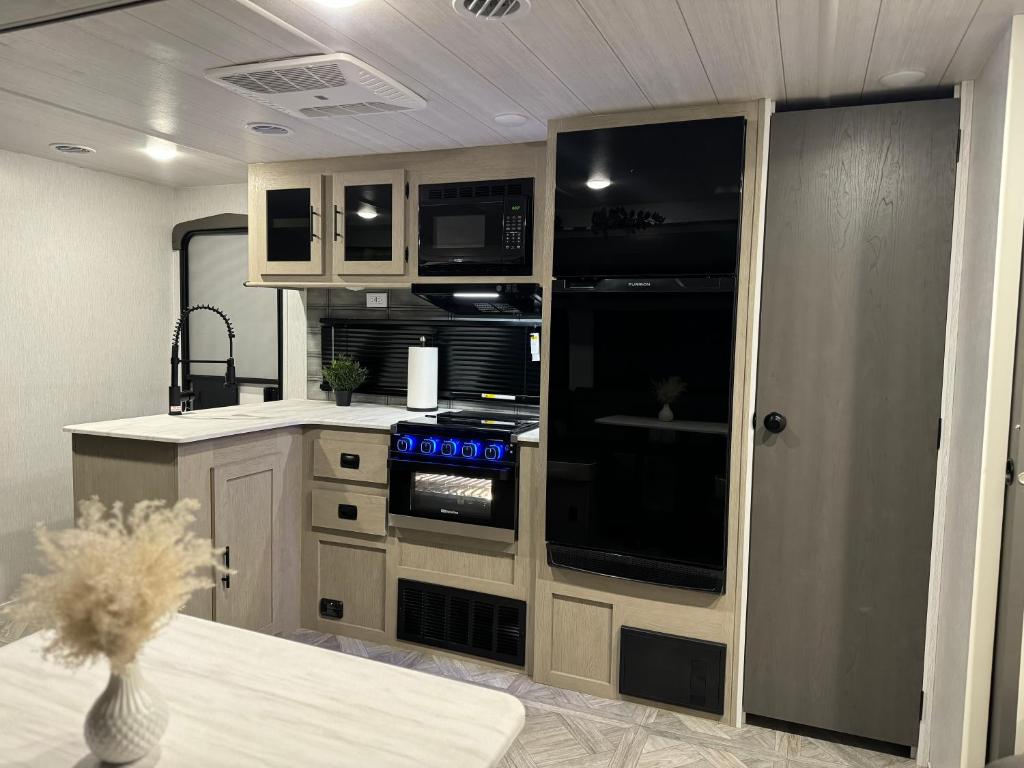 Kuchyň nebo kuchyňský kout v ubytování Cozy Stationary RV Getaway
