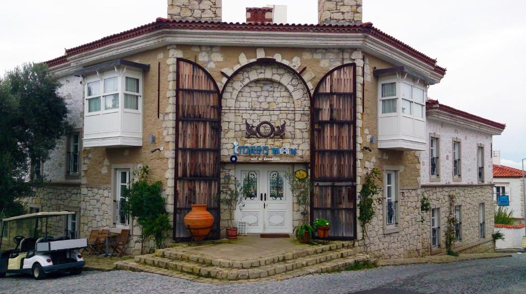 una casa con un arco en la parte delantera en Imren Han Hotel - Special Category, en Alacati