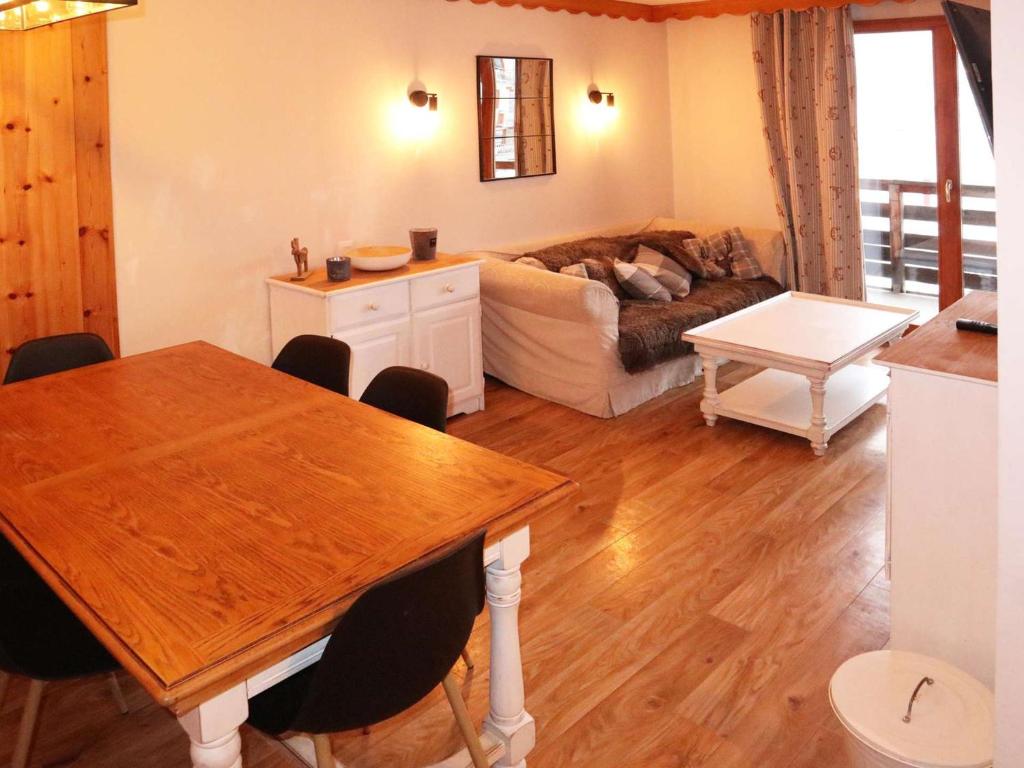 un salon avec une table et un canapé dans l'établissement Appartement duplex 3 pièces 8 pers, piscine et sauna, ski aux pieds, animaux admis - FR-1-322-657, aux Orres