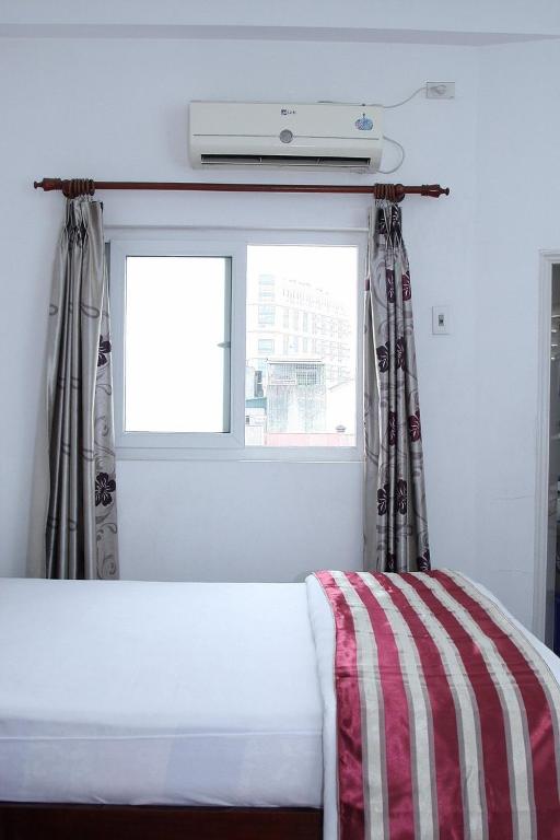 Postel nebo postele na pokoji v ubytování HOÀNG CƯỜNG HOTEL 15 Nguyễn Thái Học