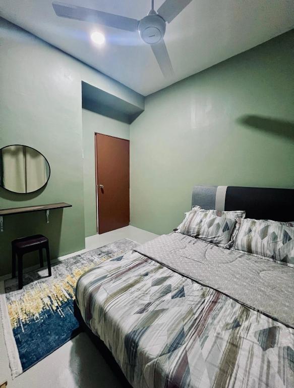 Postel nebo postele na pokoji v ubytování RR Homestay Yong Peng