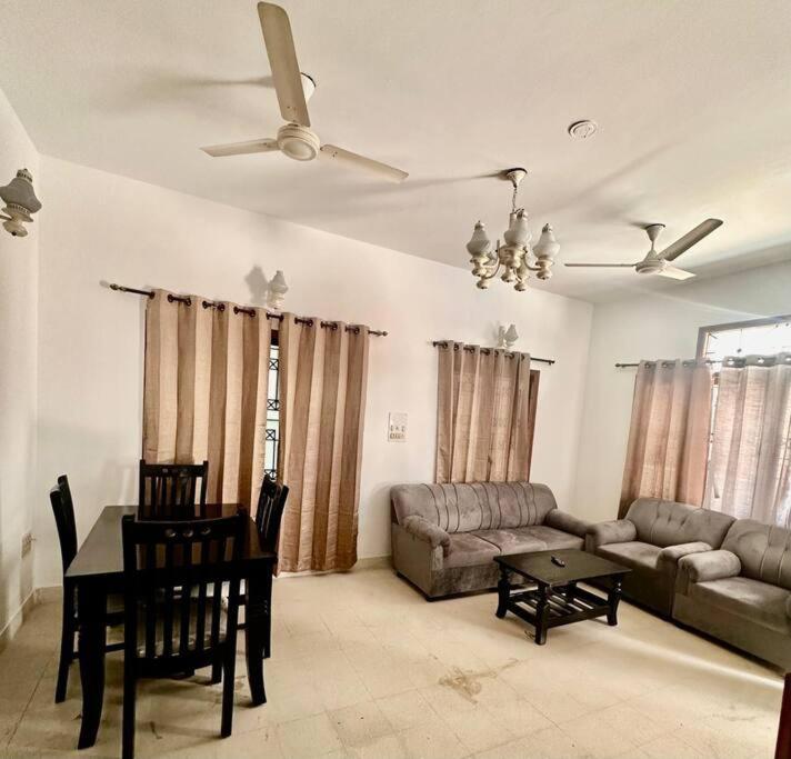een woonkamer met een bank en een tafel bij 3bhk villa at koramangala in Bangalore