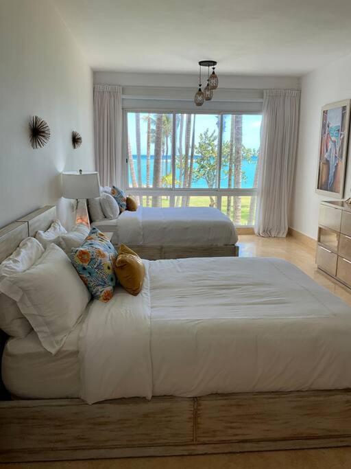 Postel nebo postele na pokoji v ubytování SEAWINDS CABARETE Front beach Condo