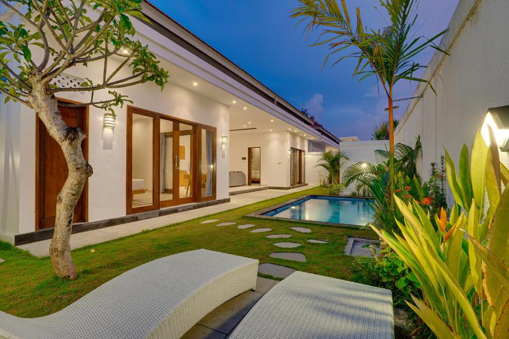 une image d'une arrière-cour avec une piscine dans l'établissement Villa Polo - Padonan near Canggu with Private Pool, à Dalung