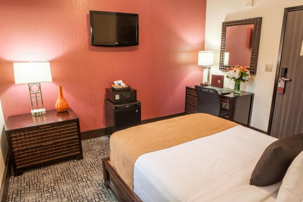 Postel nebo postele na pokoji v ubytování Hotel Fusion, a C-Two Hotel