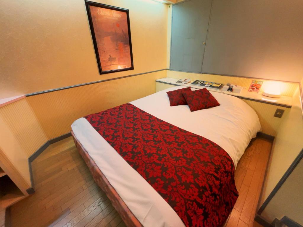 Postel nebo postele na pokoji v ubytování HOTEL K's GOMANGOKU adult only