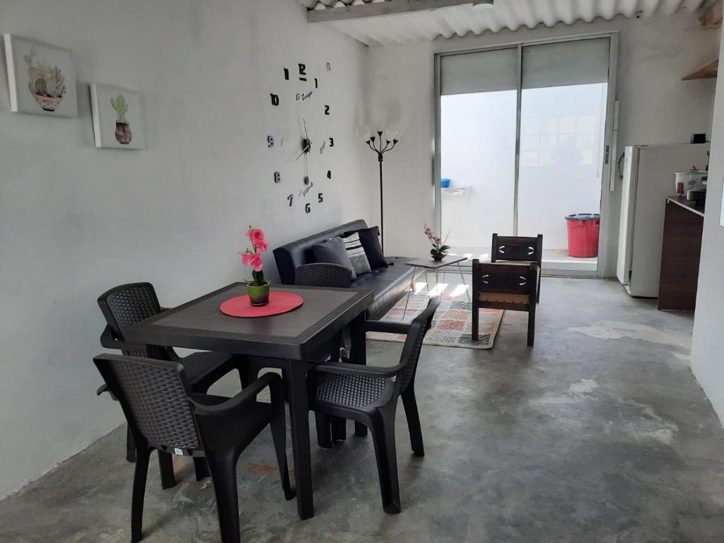 里奥阿查Apartamento Victoria B的带木桌椅的客厅